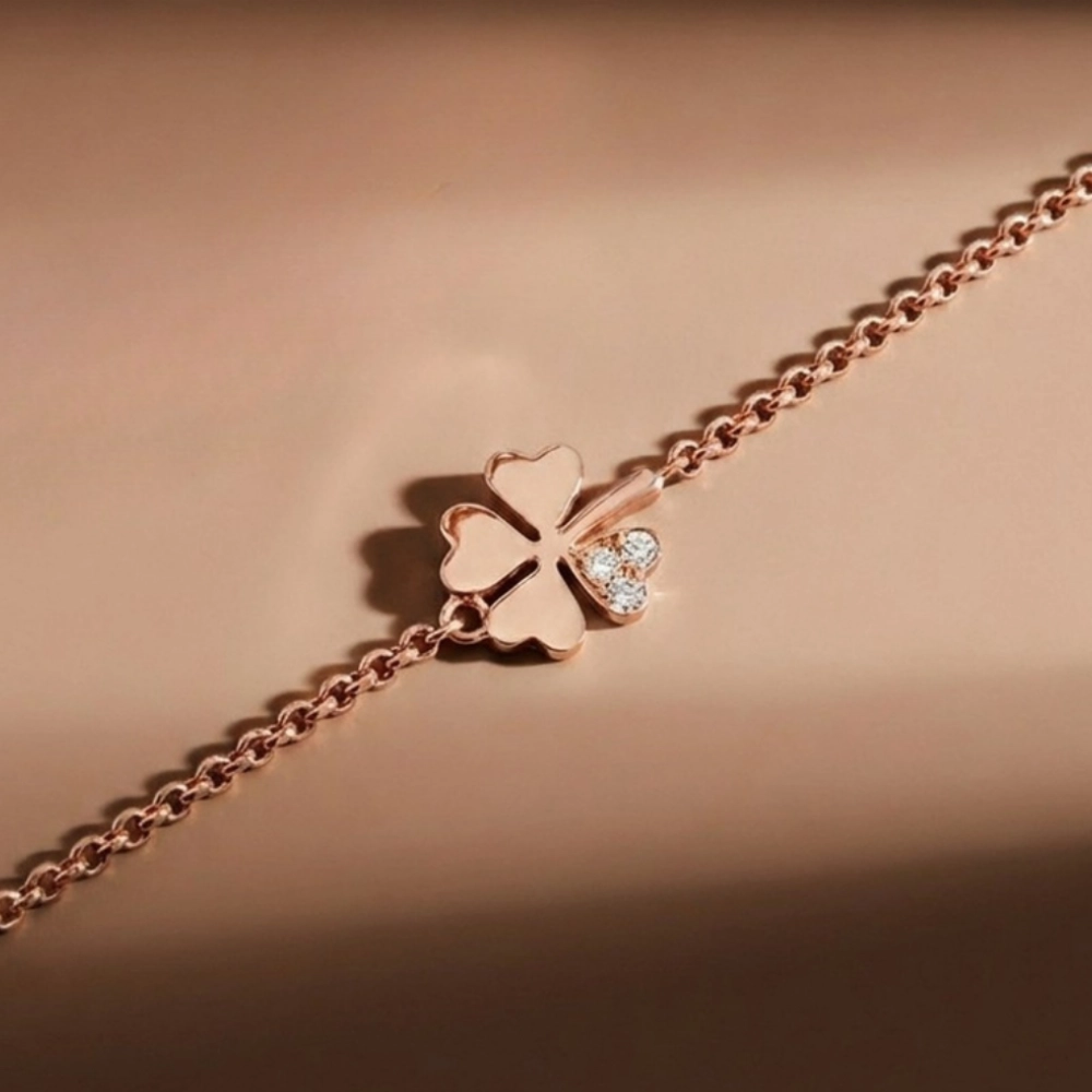 <div>Pulsera en oro rosa con diamantes talla brillante. </div>